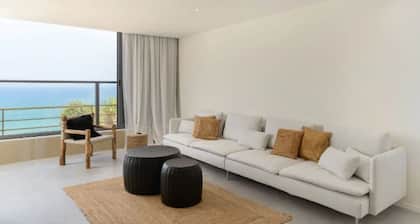 Stylish & Spacious 3 bedroom apartment by the Sea