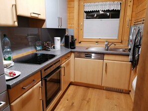 Kühlschrank, Mikrowelle, Herdplatte, Geschirrspüler