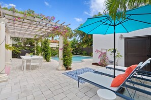 Outdoor dining - New! Casa Biscayne, with experienced top Super Host! (West Palm Beach)