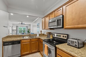 Fridge, microwave, oven, stovetop - Beautiful Apartment Steps from Downtown Auburn - Pool! (Auburn)