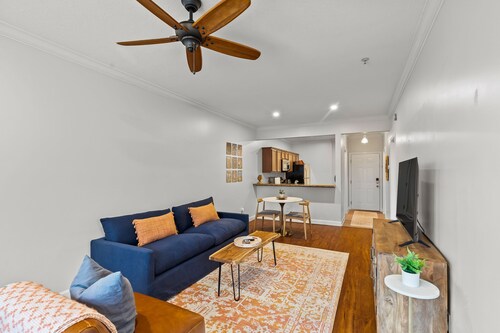 Beautiful Apartment Steps from Downtown Auburn - Pool!