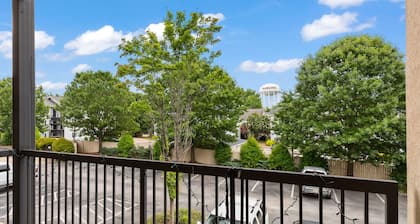 Beautiful Apartment Steps from Downtown Auburn - Pool!