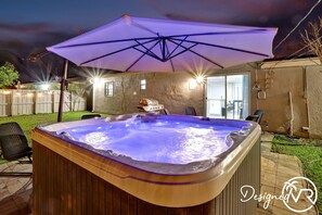 Private spa tub - Dania Beach Beauty 3BR with Hot Tub (Fort Lauderdale)