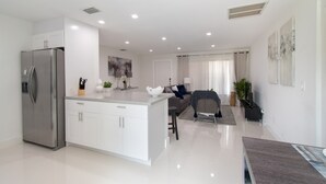 Nhà | Bếp riêng | Dụng cụ pha cà phê/trà, tủ lạnh 