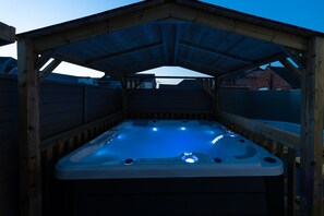 Apartamento superior, baño privado (with Private Hot Tub) | Bañera de hidromasaje al aire libre