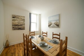 Apartamento superior, baño privado (with Private Hot Tub) | Restaurante
