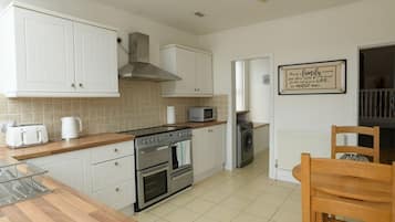 Apartamento superior, banheiro privativo (with Private Hot Tub) | Cozinha compartilhada