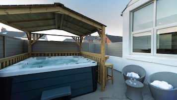 Apartamento superior, banheiro privativo (with Private Hot Tub) | Hidromassagem externa