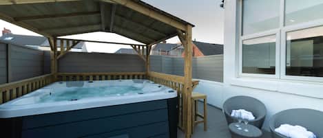 Appartement supérieur, salle de bain privée (with Private Hot Tub) | Baignoire à remous extérieure