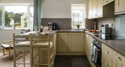 Finest Retreats | Golygfa o'r Castell - Castle Views