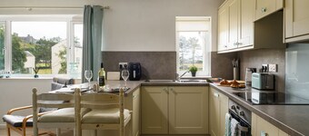 Golygfa o'r Castell - Castle Views