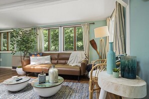 Smart TV - Cozy cottage with private HOT TUB, lake access, Gunstock mountain & fire pit (Gilmanton)