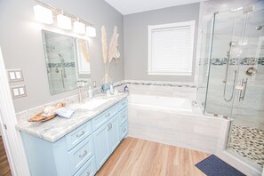 Ensemble douche/baignoire, sèche-cheveux, serviettes fournies, savon
