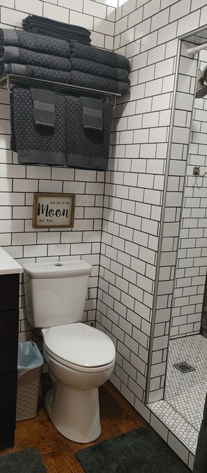 Regadera, secadora de cabello, toallas, jabón