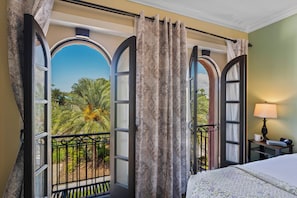 Hypo-allergenic bedding, blackout drapes, iron/ironing board, free WiFi - The Hacienda (New Port Richey)