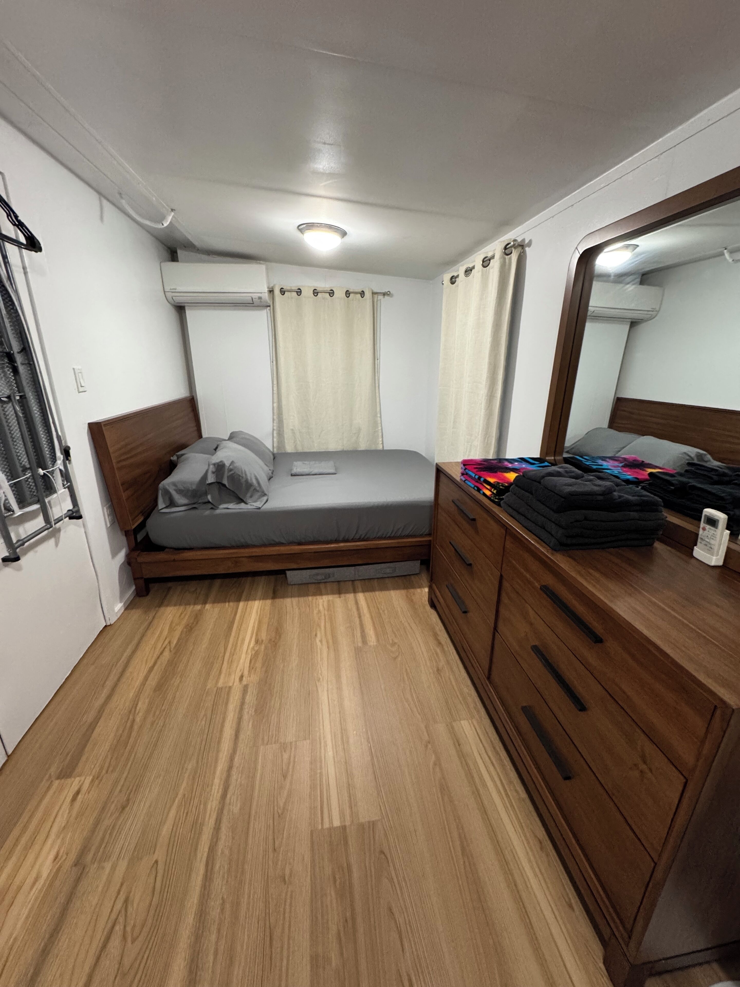 1 habitación, tabla de planchar con plancha, wifi gratis y ropa de cama 