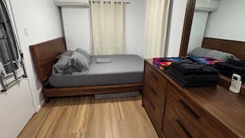 1 habitación, tabla de planchar con plancha, wifi gratis y ropa de cama