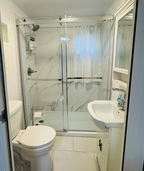 Dusche, Haartrockner, Handtücher, Seife