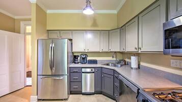Fridge, microwave, stovetop, dishwasher