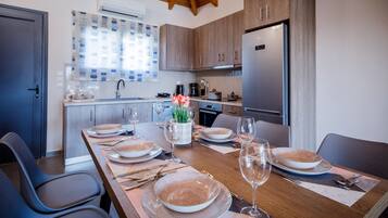 Villa | Cucina privata | Frigorifero con congelatore, microonde, forno, piano cottura