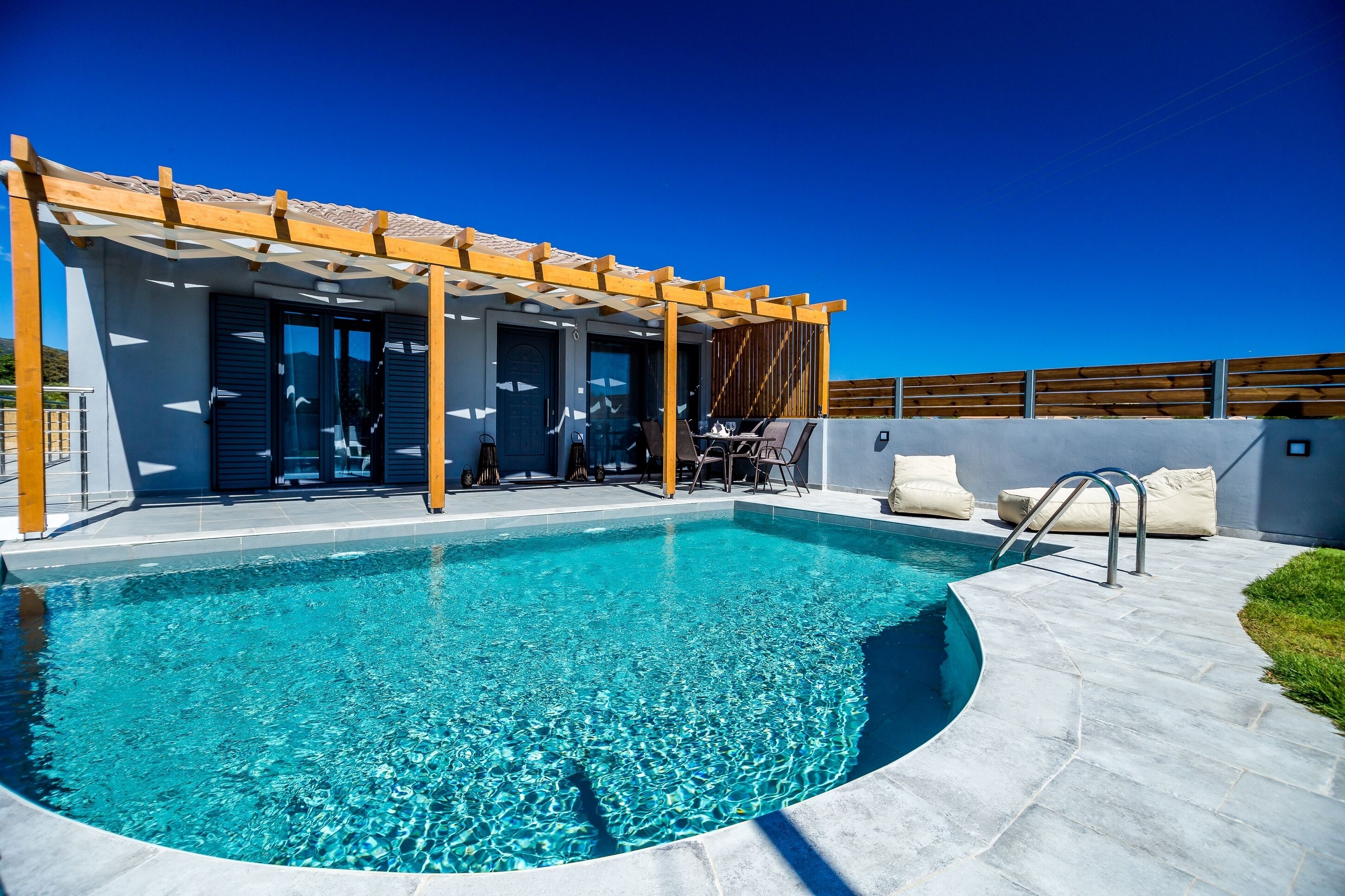 ملاءات من القطن المصري وأغطية فراش متميزة وبديكورات فريدة لكل غرفة