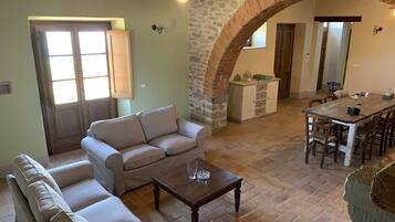 Vila luxo | Área de estar | TV de tela plana 25 polegadas com canais digitais, TV, lareira