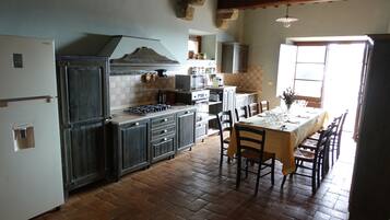 Deluxe villa | Privát konyha | Nagyméretű hűtő/fagyasztó, sütő és főzőlap