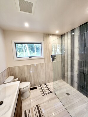 Badewanne, Handtücher, Toilettenpapier