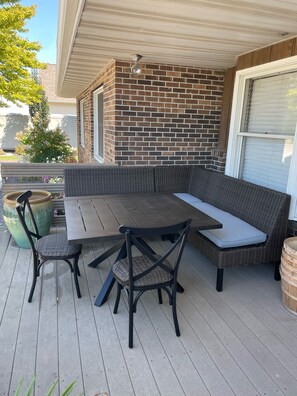 Outdoor dining - Family suite sleeps 11!  We are near Champaign-Urbana 4 bedrooms & 2.5 bathrooms (Saint Joseph)