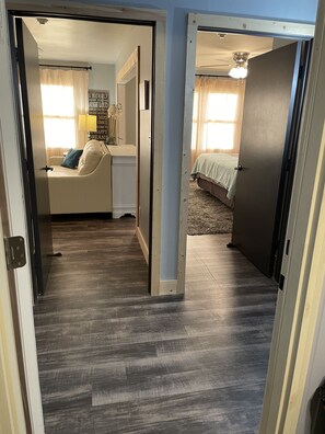 4 chambres, bureau, fer et planche à repasser, lit de bébé portatif