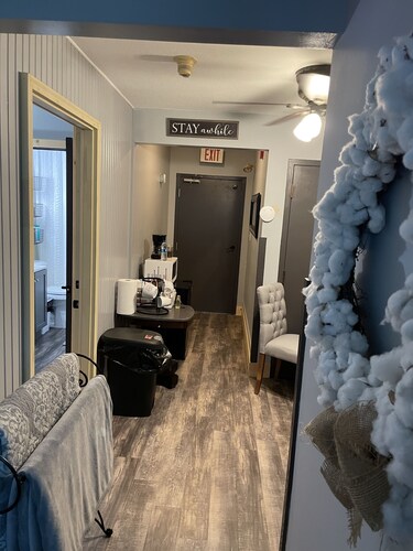 Family suite sleeps 11!  We are near Champaign-Urbana 4 bedrooms & 2.5 bathrooms