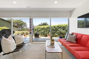 TV - @ Marbella Lane - Cozy and Eccentric Design Home (Pacifica)