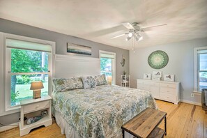 4 bedrooms, iron/ironing board, free Internet, bed sheets - Idyllic Waterfront Home w/ Game Room & Dock (Reedville)