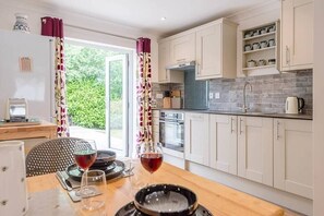 雪櫃、微波爐、焗爐、爐具