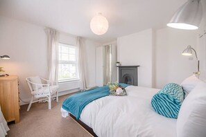 3 bedrooms, desk, iron/ironing board, travel crib