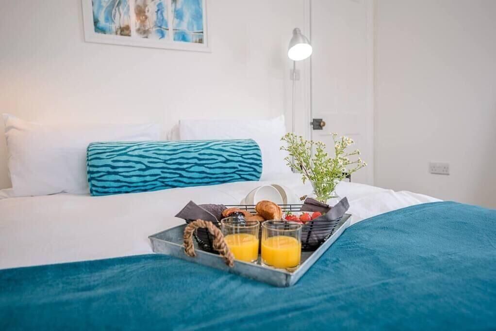 3 bedrooms, desk, iron/ironing board, travel crib