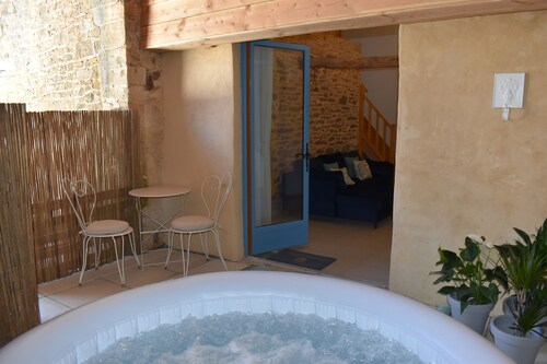 Romantic holiday home, with hot tub, near Sarlat.