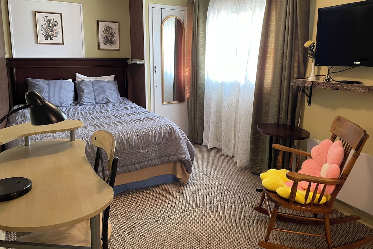 Room 16 Swinden | Laptop workspace, blackout drapes, iron/ironing board (on request)