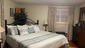 Room 4 Martin | Individually decorated, individually furnished, laptop workspace