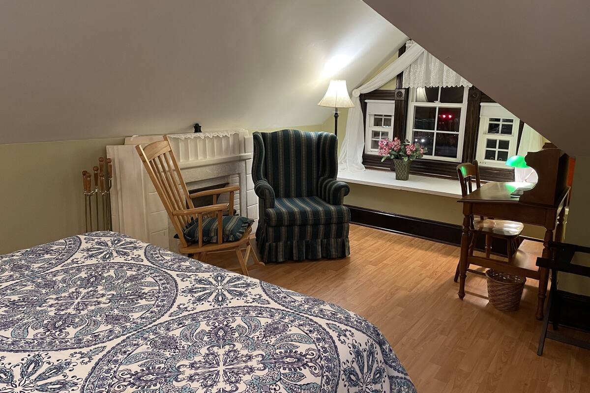 Room 6 McCann | Individually decorated, individually furnished, laptop workspace