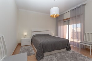 4 chambres, fer et planche à repasser, Wi-Fi gratuit, draps fournis
