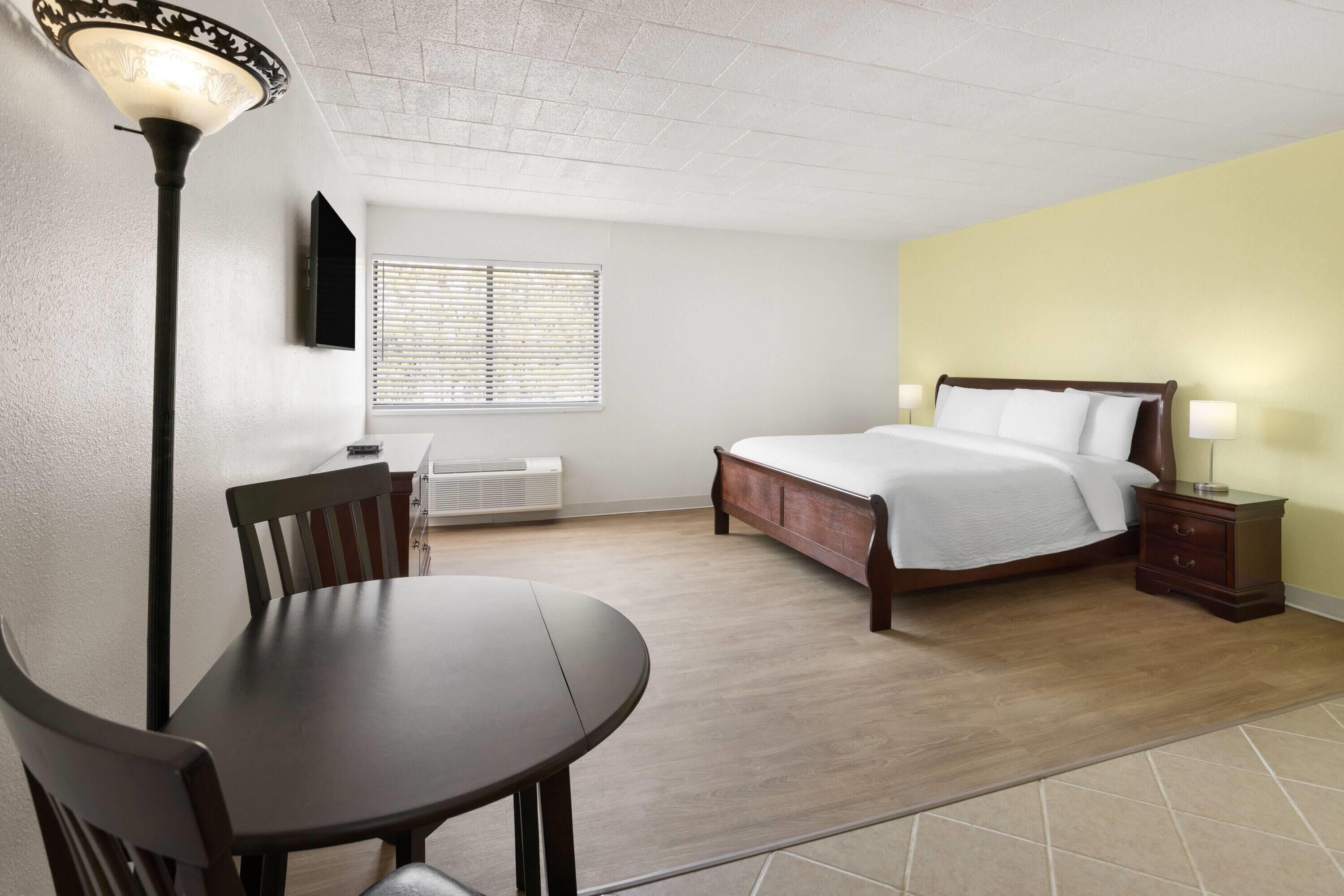 Room, 1 King Bed, Non Smoking (Efficiency) | Down comforters, Tempur-Pedic beds, laptop workspace, iron/ironing board