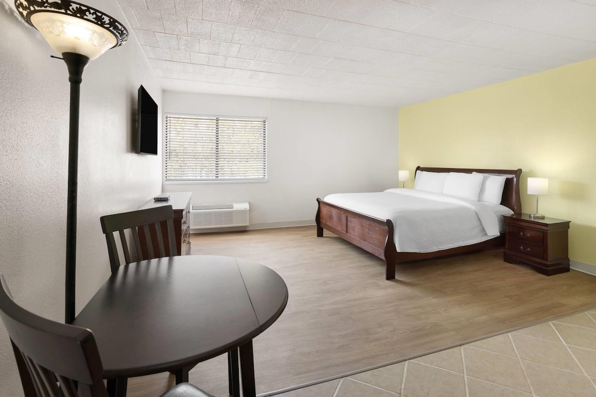 Quarto, 1 cama King, para não fumantes (Efficiency) | Edredons de pluma, camas Tempur-Pedic, espaço de trabalho para notebook