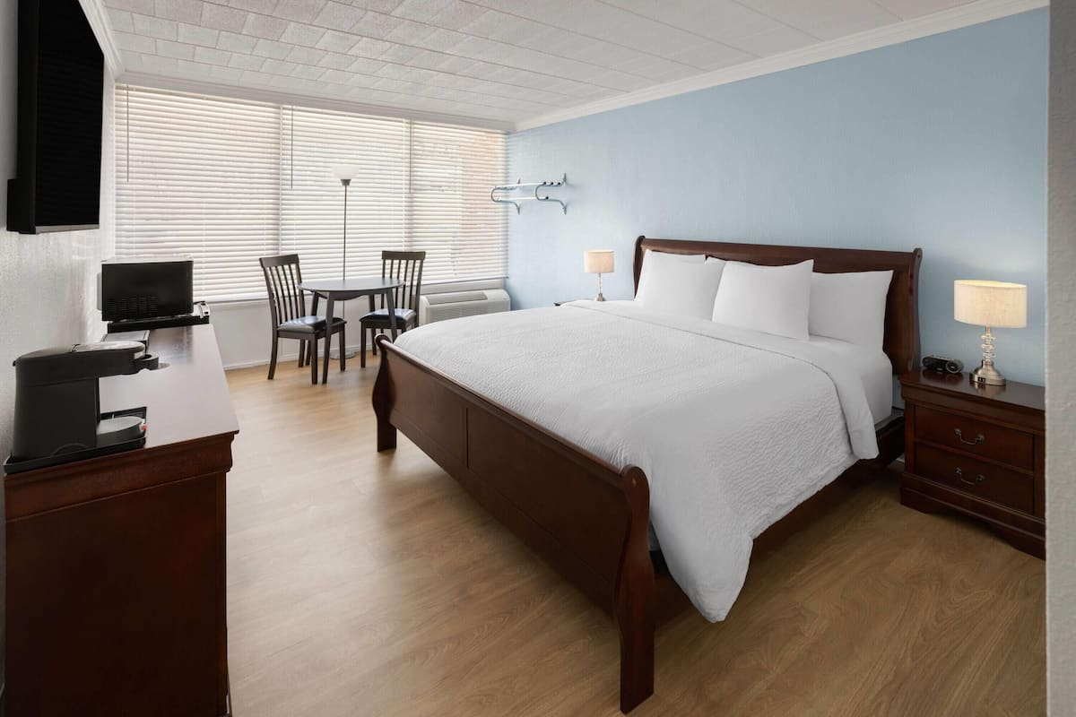 Quarto, 1 cama King, para não fumantes | Edredons de pluma, camas Tempur-Pedic, espaço de trabalho para notebook