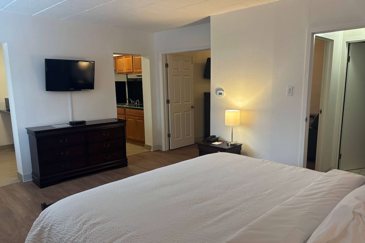 Suite, 1 King Bed, Non Smoking