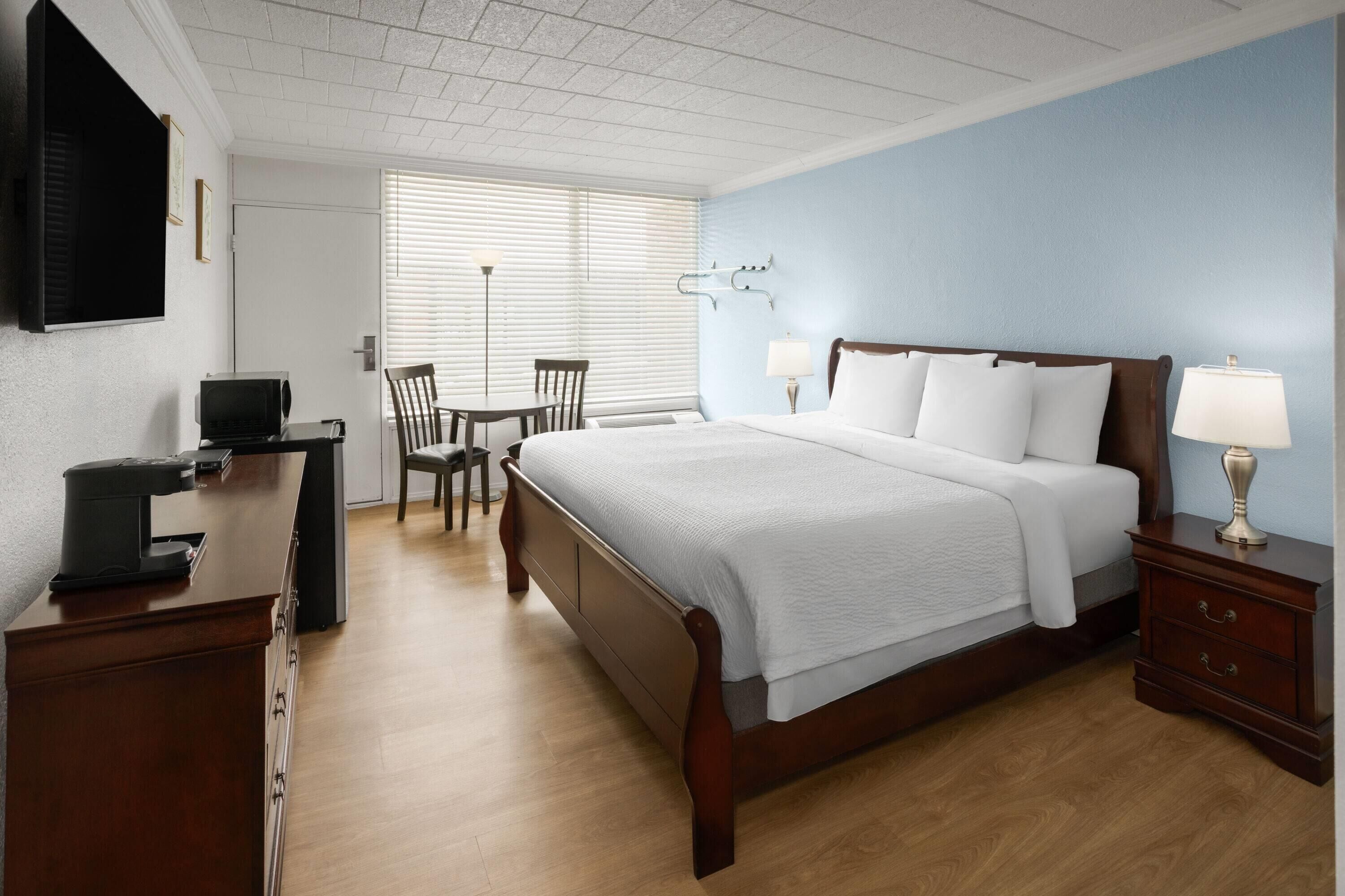 Room, 1 King Bed, Mobility Accessible, Non Smoking (Roll-in Shower) | Down comforters, Tempur-Pedic beds, laptop workspace, iron/ironing board