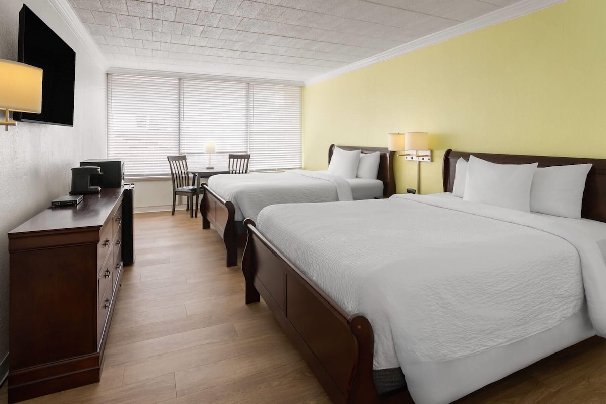 Quarto, 2 camas Queen, para não fumantes | Edredons de pluma, camas Tempur-Pedic, espaço de trabalho para notebook