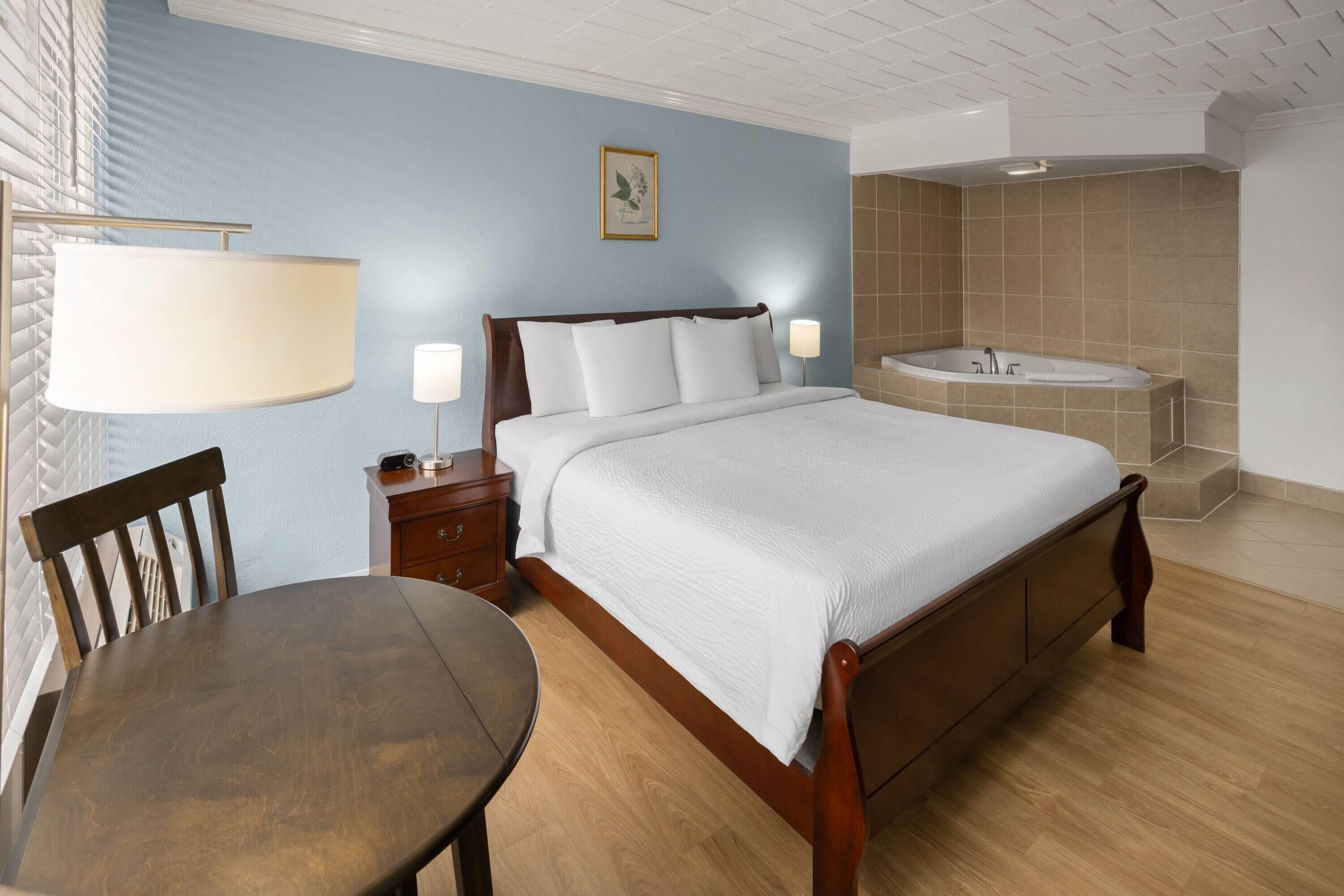 Room, 1 King Bed, Non Smoking, Jetted Tub | Jetted tub