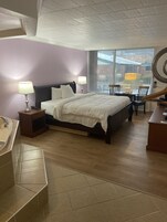 独特客房, 1 张特大床, 按摩浴缸, 庭院 | 羽绒被、泰普尔床垫、熨斗/熨板、旅行婴儿床