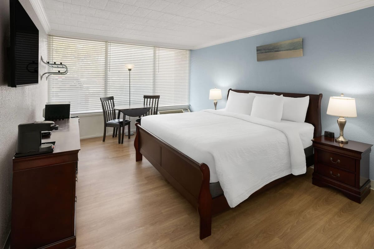 Quarto, 1 cama King, para não fumantes (Wellness Energy Bed) | Edredons de pluma, camas Tempur-Pedic, espaço de trabalho para notebook